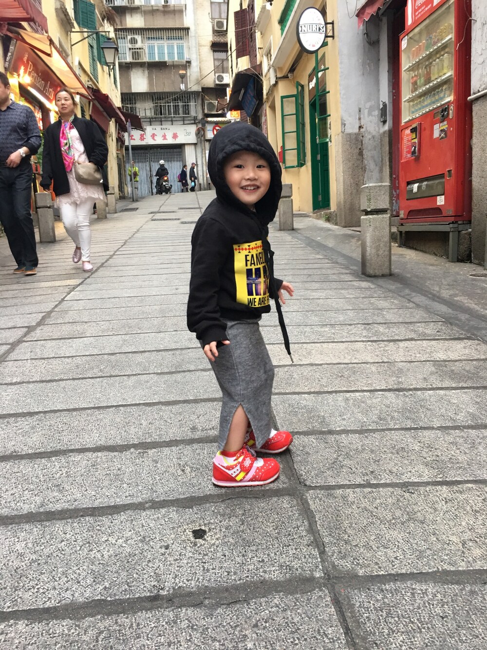 「Macau、Cute、charming」｜「韓國子供服のアイテム（パーカー、ブラック系）」を使った、Säraさん（キッズ・80cm）の春コーディネートの1枚目の写真