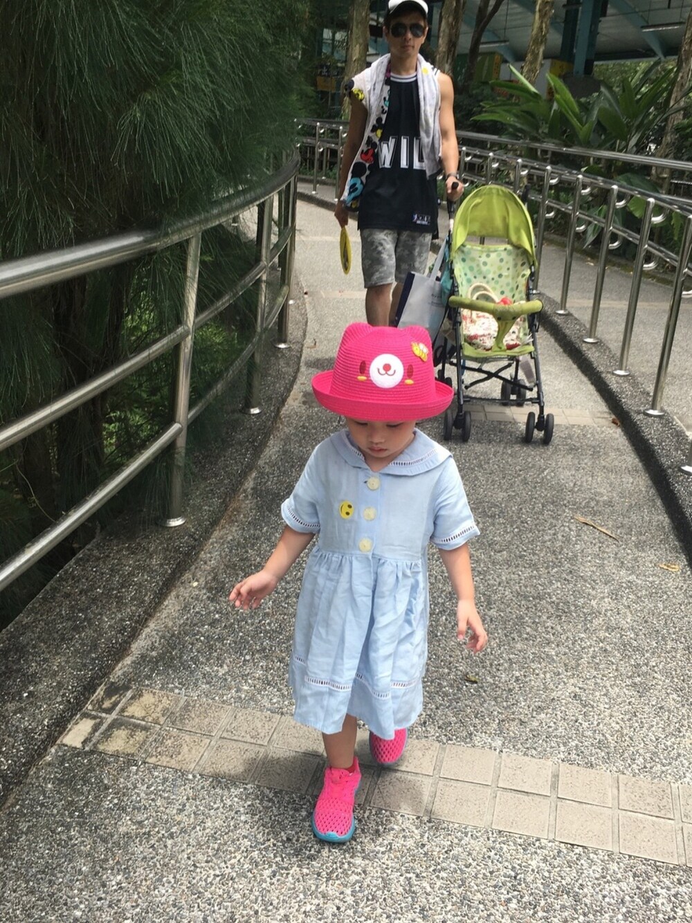 「summer、girl、NIKE、zoo、BEAR、smile」｜「NIKEのアイテム（スニーカー、その他）」を使った、Säraさん（キッズ・90cm）の夏コーディネートの1枚目の写真