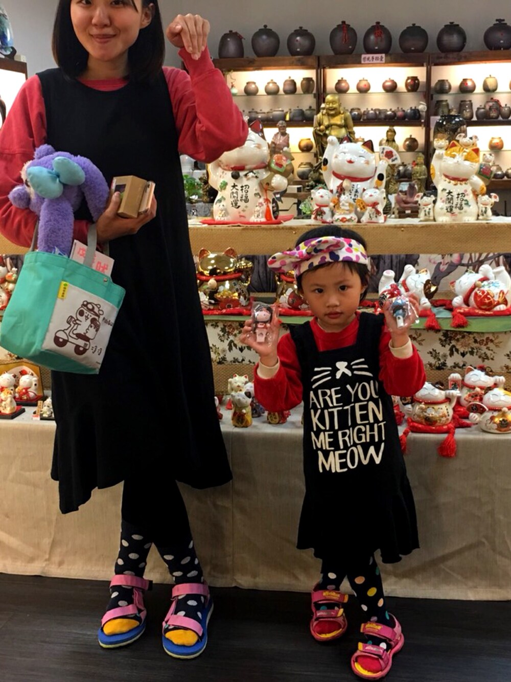 「招財貓、母女裝、紅水黑大方、點點襪」｜「IZZUEのアイテム（Tシャツ/カットソー、レッド系）」を使った、Säraさん（キッズ・90cm）の春コーディネートの1枚目の写真