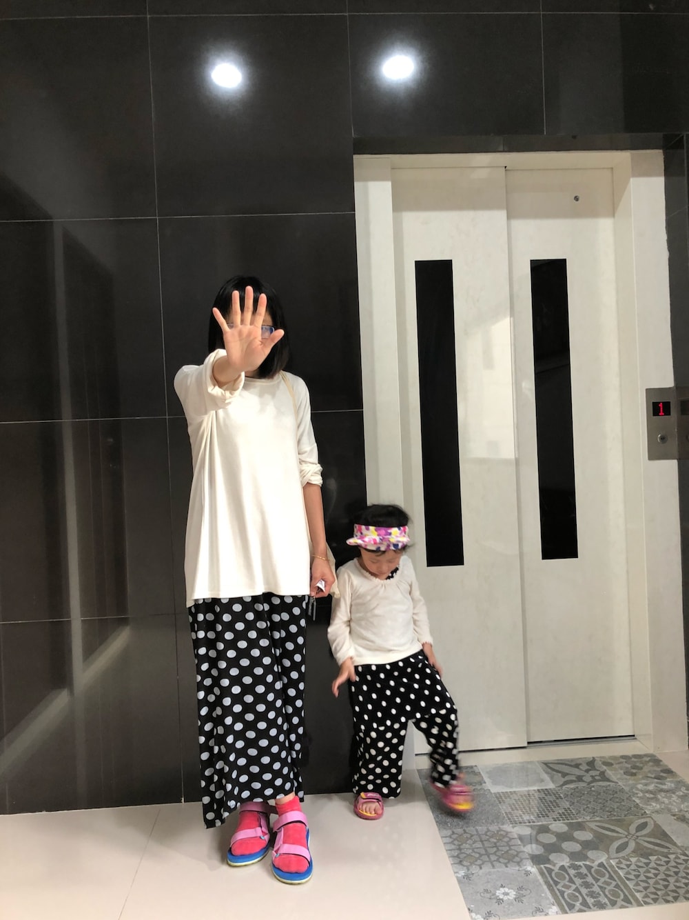 「Tainan、TheWattHostel、mommydaughter、點點、黑白配」｜「GLOBAL WORKのアイテム（Tシャツ/カットソー、ホワイト系）」を使った、Säraさん（キッズ・90cm）の春コーディネートの1枚目の写真