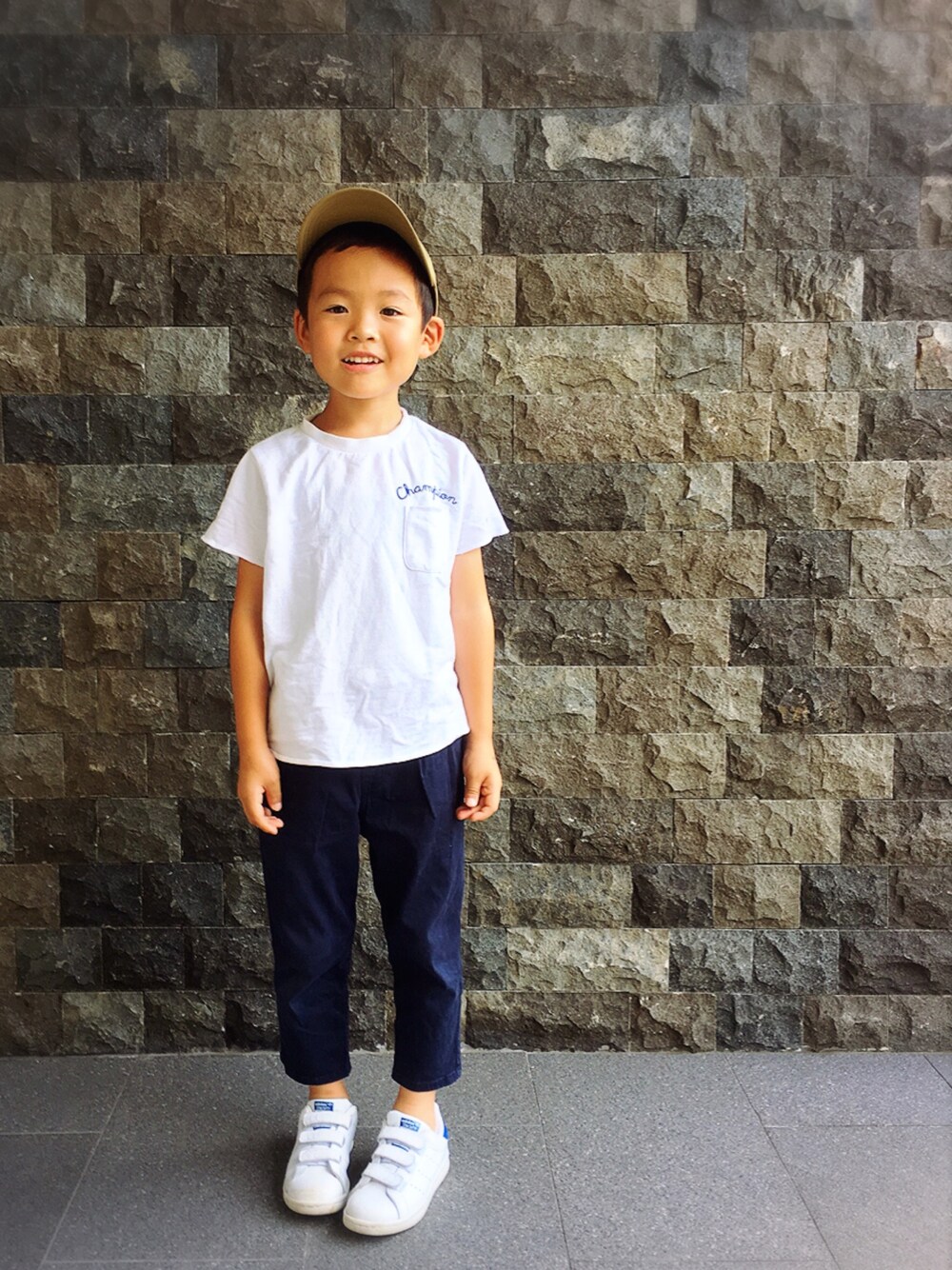 「シンプル、ホワイト×ネイビー、キャップ、白Tシャツ、ポケットＴシャツ、チノパン、スタンスミス」｜「THE NORTH FACEのTHE NORTH FACE / 16K Point Cap（キャップ、グリーン系）」を使った、はちさん（キッズ・120cm）の夏コーディネートの1枚目の写真