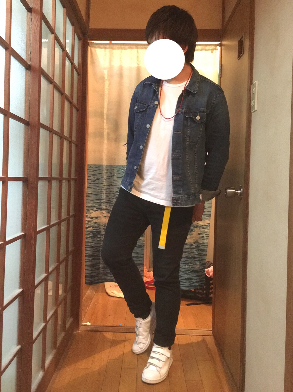 ブルー系のデニムジャケット、ホワイト系のTシャツ/カットソー、ブラック系のその他パンツを着用したメンズの夏コーディネートの1枚目の写真