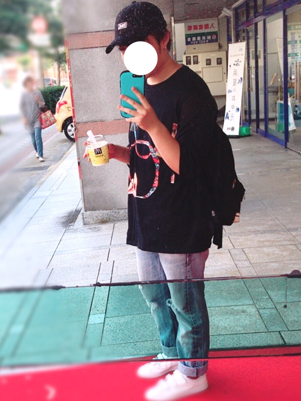 ブラック系のTシャツ/カットソー、ブルー系のデニムパンツ、ホワイト系のスニーカーを着用したメンズの夏コーディネートの1枚目の写真