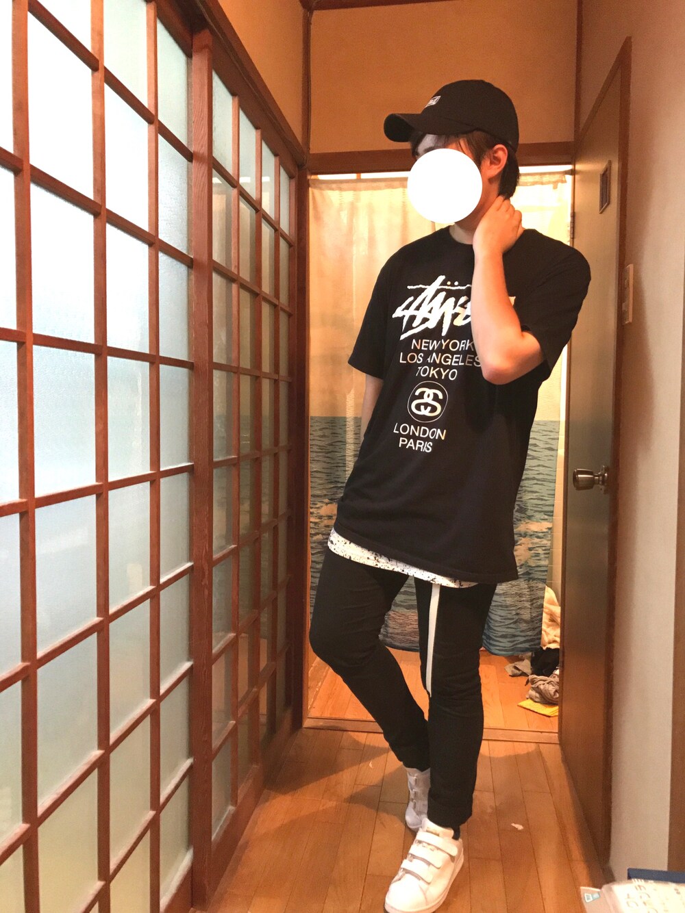 ブラック系のTシャツ/カットソー、その他のタンクトップ、ブラック系のチノパンツを着用したメンズの夏コーディネートの1枚目の写真