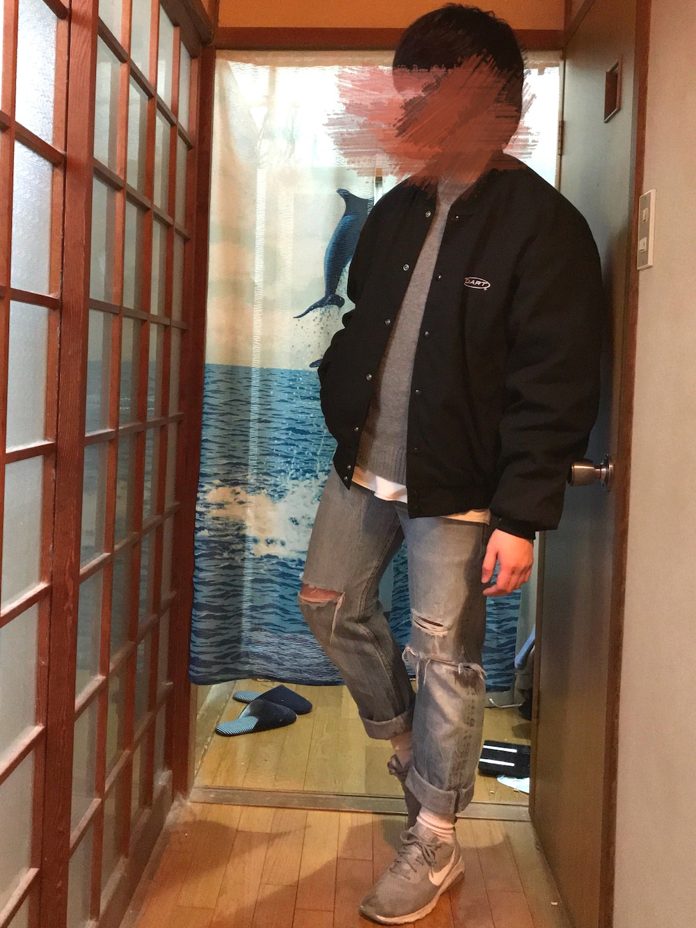 ブルー系のデニムパンツ、ブラック系のブルゾン、ホワイト系のTシャツ/カットソーを着用したメンズの冬コーディネートの1枚目の写真