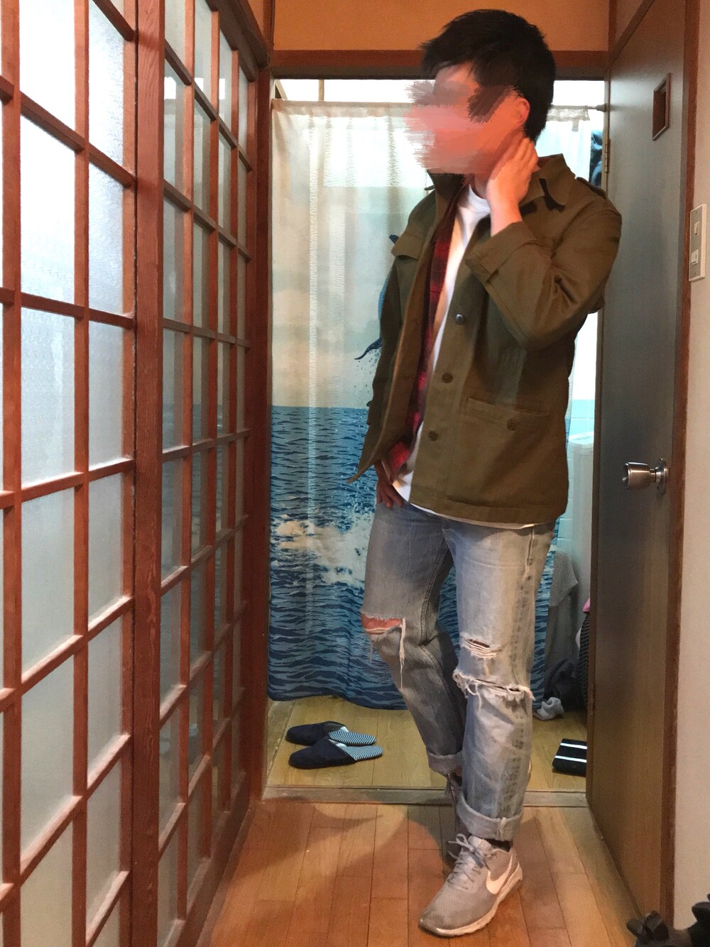 グリーン系のミリタリージャケット、ホワイト系のTシャツ/カットソー、レッド系のシャツ/ブラウスを着用したメンズの春コーディネートの1枚目の写真