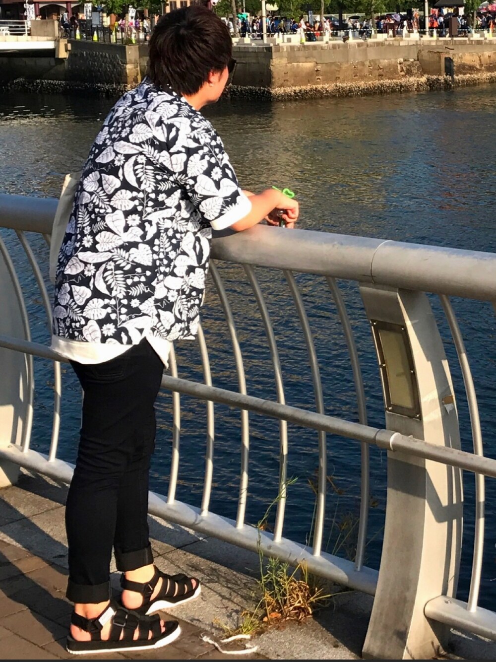 ブルー系のシャツ/ブラウス、ホワイト系のTシャツ/カットソー、ブルー系のデニムパンツを着用したメンズの春コーディネートの1枚目の写真