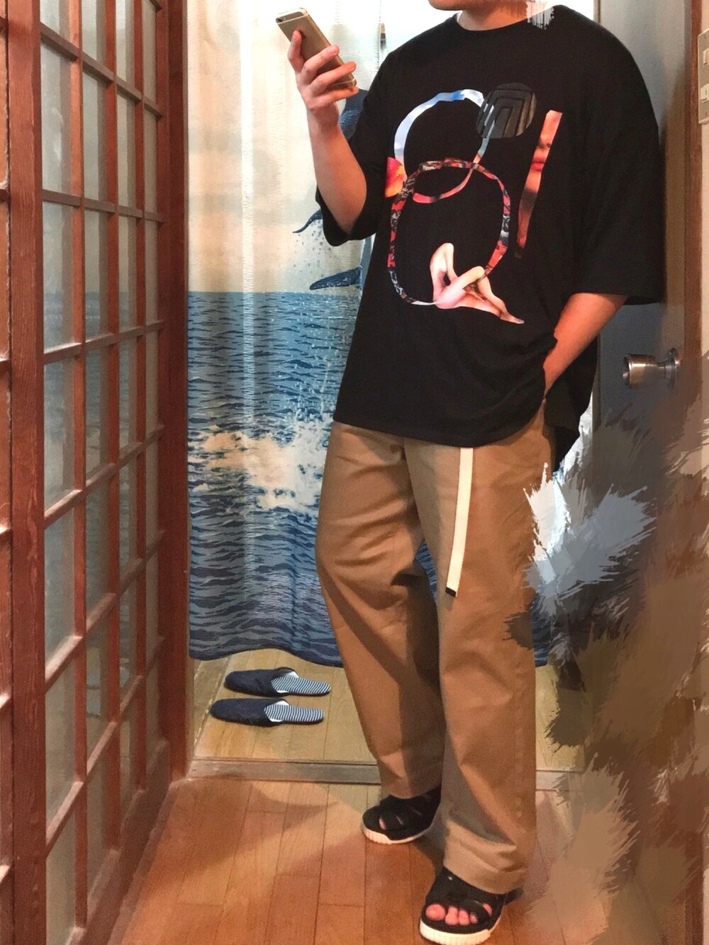 ブラック系のTシャツ/カットソー、ベージュ系のチノパンツ、ブラック系のサンダルを着用したメンズの春コーディネートの1枚目の写真