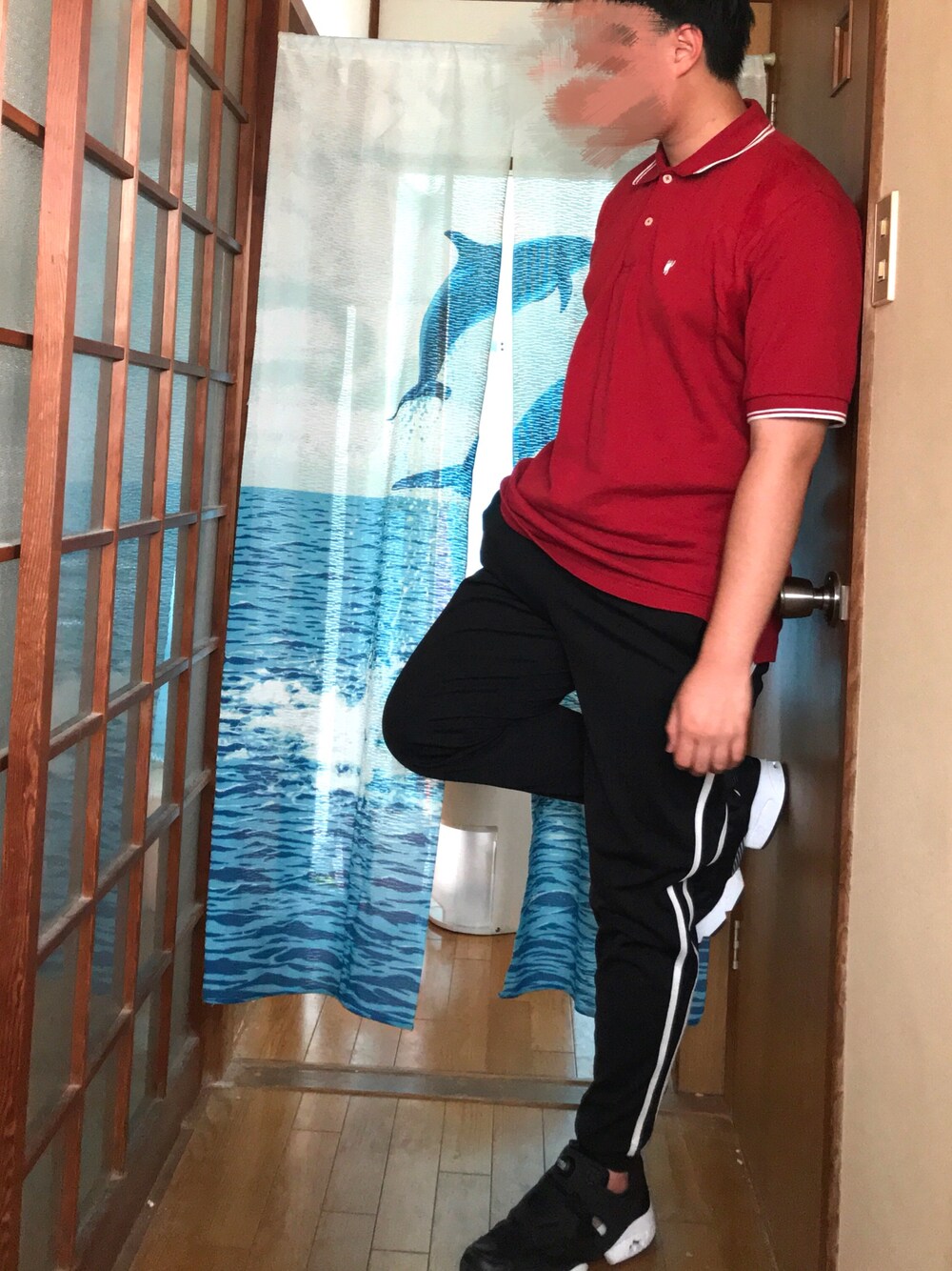 レッド系のポロシャツ、ブラック系のその他パンツ、ブラック系のスニーカーを着用したメンズの夏コーディネートの1枚目の写真