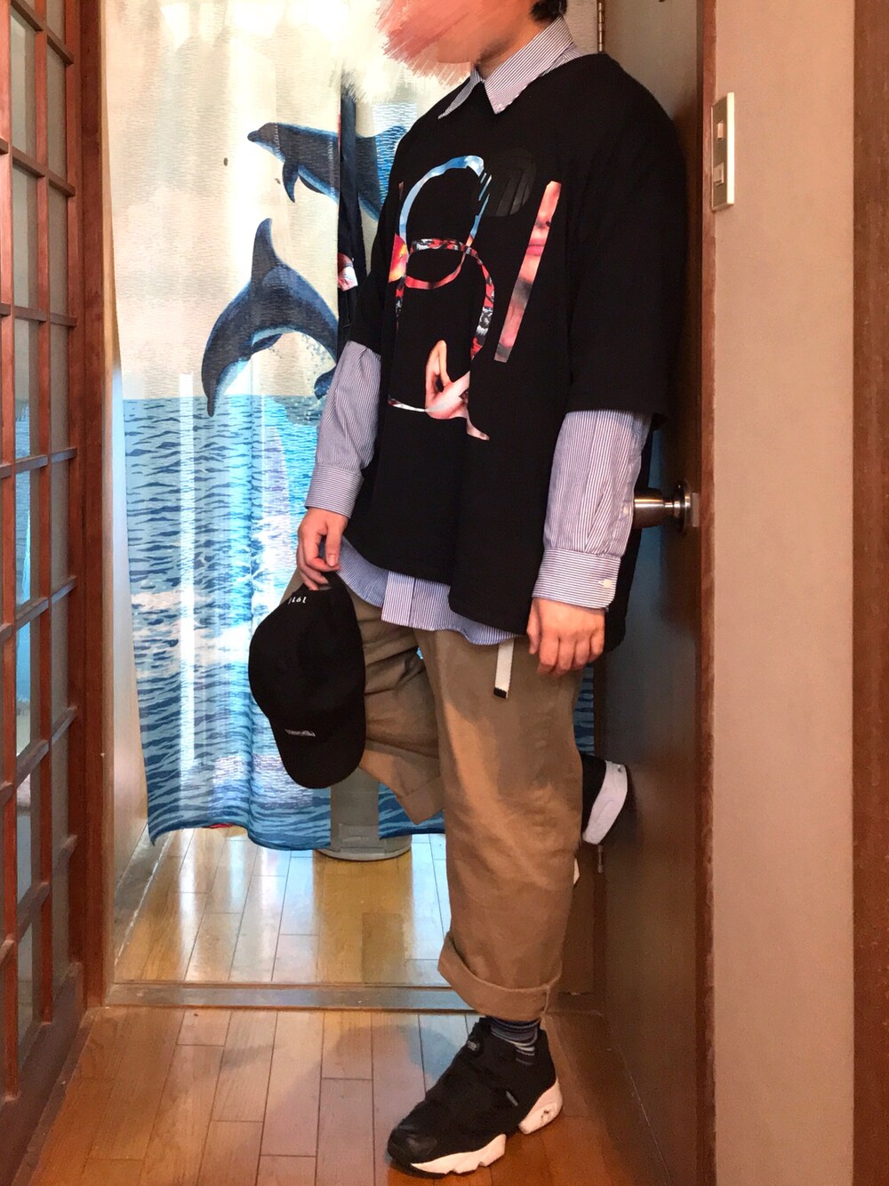 ベージュ系のチノパンツ、ブルー系のシャツ/ブラウス、ブラック系のTシャツ/カットソーを着用したメンズの秋コーディネートの1枚目の写真
