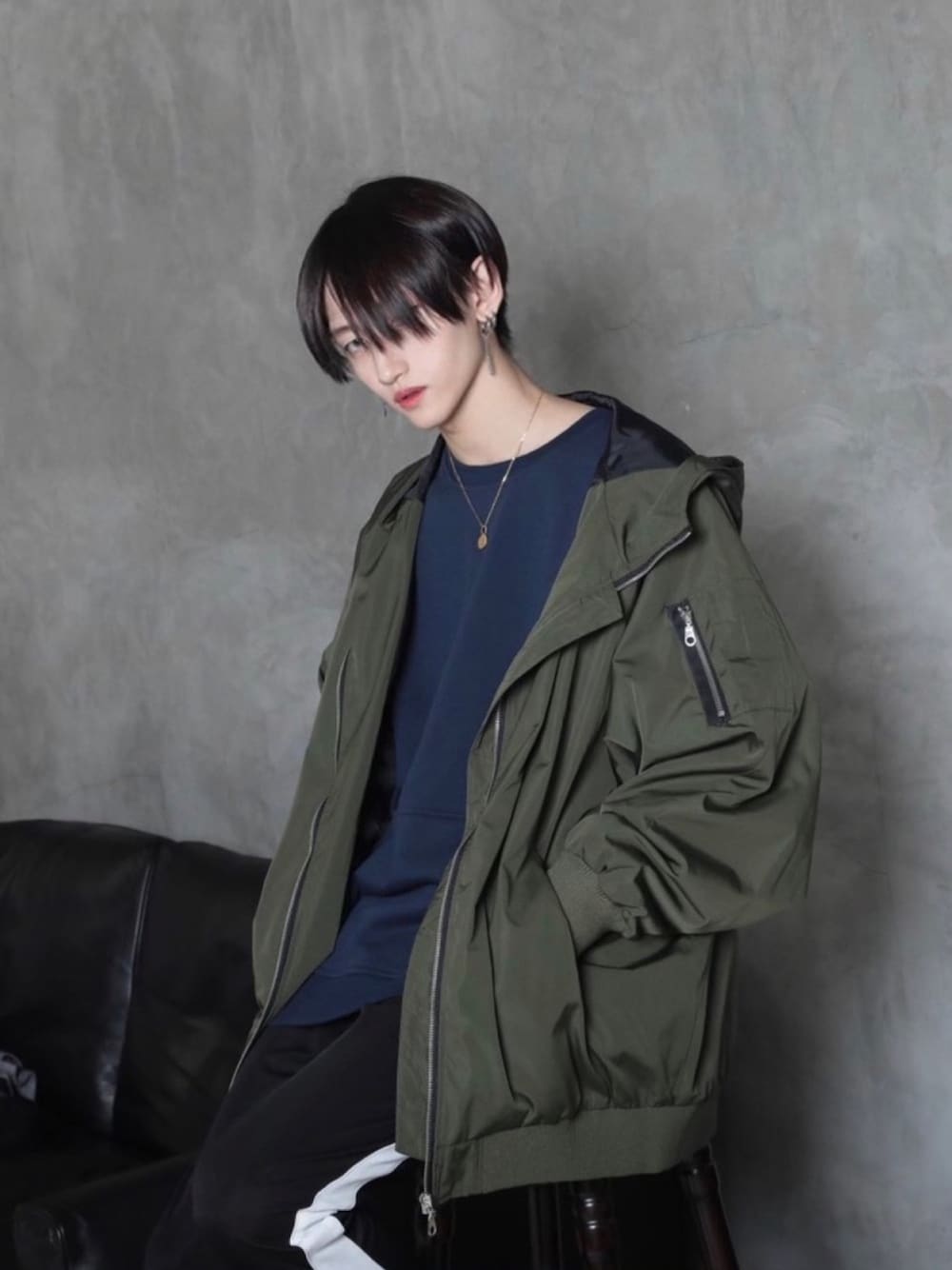 「カジュアル、大人カジュアル、大人コーデ、お洒落さんとつながりたい、韓国ファッション、韓国ブランド、ミリタリージャケット、ジャケット、グリーン、ラインパンツ」｜「G.O.Cのアイテム（ミリタリージャケット、グリーン系）」を使った、たくまさん（メンズ・174cm）の秋コーディネートの1枚目の写真