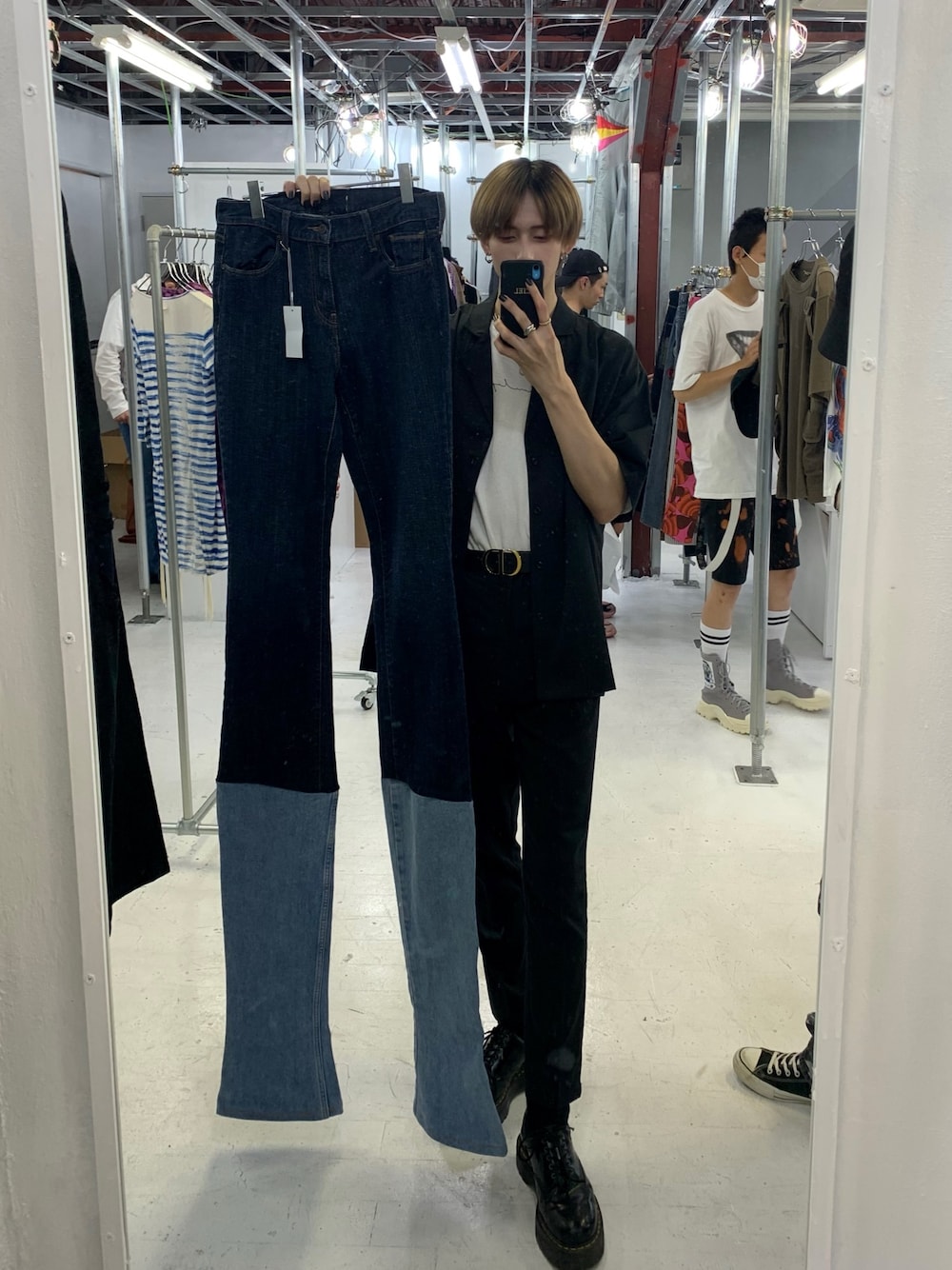 ブルー系のデニムパンツ、ブラック系のジャケット/アウター、ゴールド系のベルトを着用したメンズの夏コーディネートの1枚目の写真