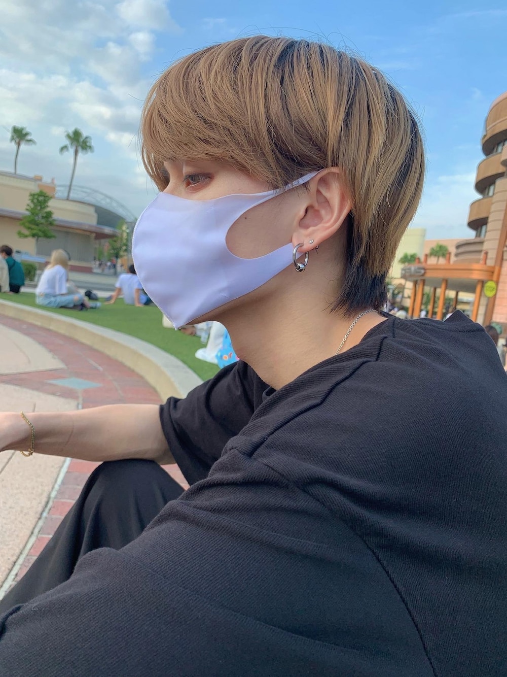 ブラック系のトップスを着用したメンズの夏コーディネートの1枚目の写真