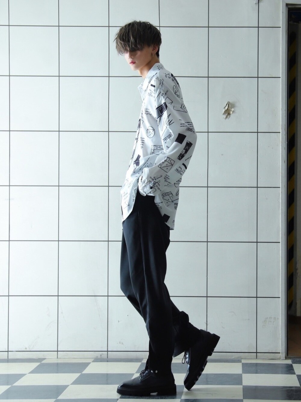 ホワイト系のシャツ/ブラウス、ブラック系のローファー、ブラック系のスラックスを着用したメンズの秋コーディネートの1枚目の写真