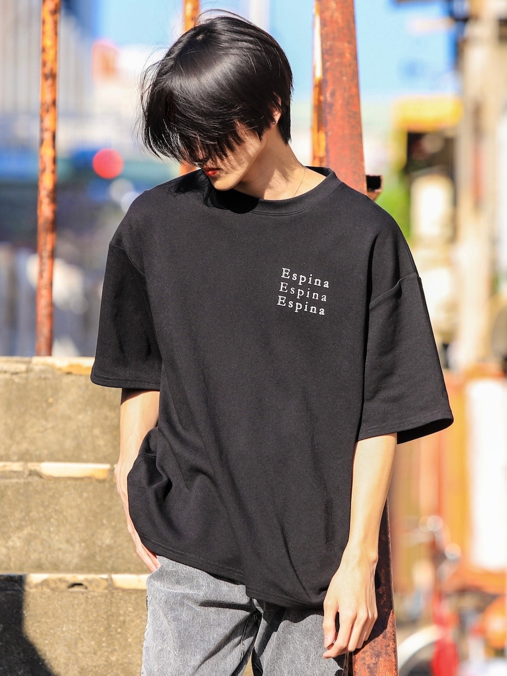 ブラック系のTシャツ/カットソーを着用したメンズの夏コーディネートの1枚目の写真