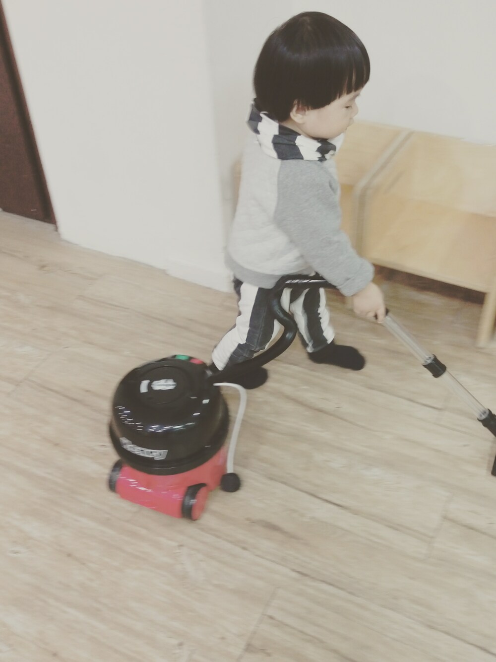 「冬コーデ、kidsfashion、男の子コーデ、シンプル、black and white、キッズコーデ、boy、條紋褲」｜「Mothercareのアイテム（トップス、グレー系）」を使った、Mathilda Linさん（キッズ・80cm）の冬コーディネートの1枚目の写真