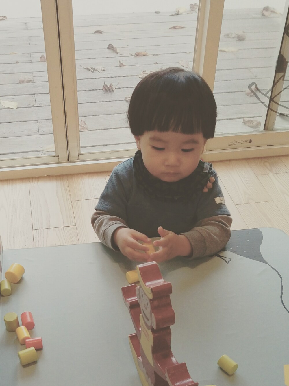 「キッズ、kidsfashion、男の子、scarf、1歳、冬、layers、kids、子供カジュアル👧🏻💕」｜「Handmadeのアイテム（スタイ/よだれかけ、グリーン系）」を使った、Mathilda Linさん（キッズ・80cm）の冬コーディネートの1枚目の写真