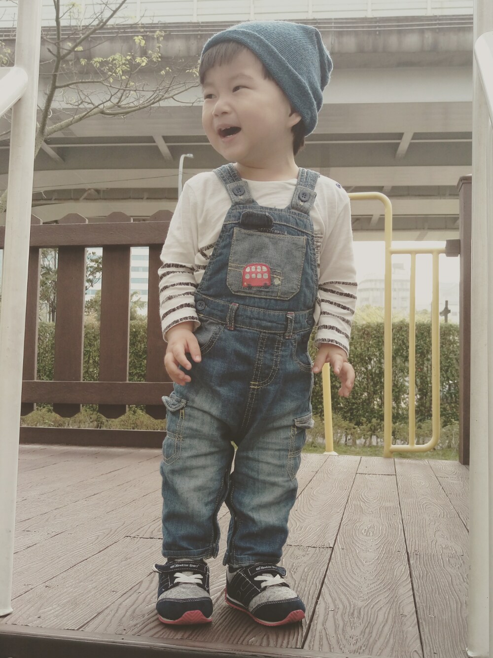 「シンプル、denim、公園、キッズコーデ、おとこのこ、ニット、帽子好き！、ZARA KIDS、CND」｜「CNDのアイテム（帽子、ブルー系）」を使った、Mathilda Linさん（キッズ・80cm）の冬コーディネートの1枚目の写真