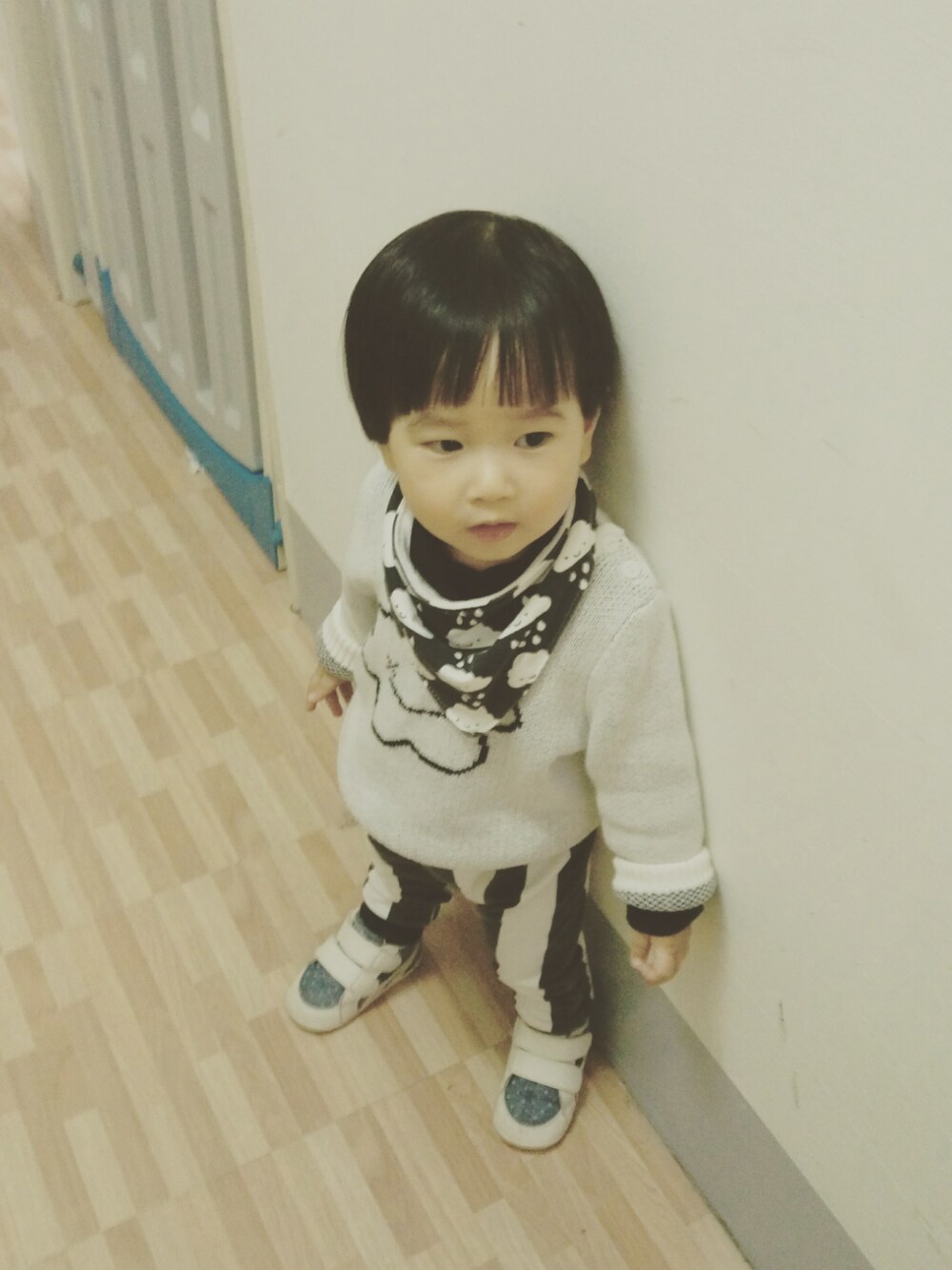「カジュアル、kids、男の子、ニット、オーバーサイズ、black and white、赤ちゃん、baby、1才、boy」｜「no brandのアイテム（トップス、ホワイト系）」を使った、Mathilda Linさん（キッズ・80cm）の冬コーディネートの1枚目の写真