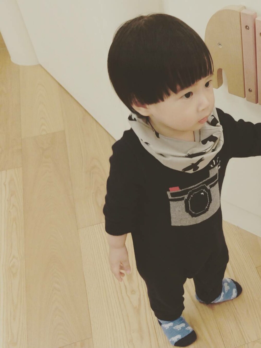 「ニット、blue、babygap、GAP、baby、1才、boy、冬コーデ」｜「GAPのアイテム（ロンパース、ブルー系）」を使った、Mathilda Linさん（キッズ・80cm）の冬コーディネートの1枚目の写真