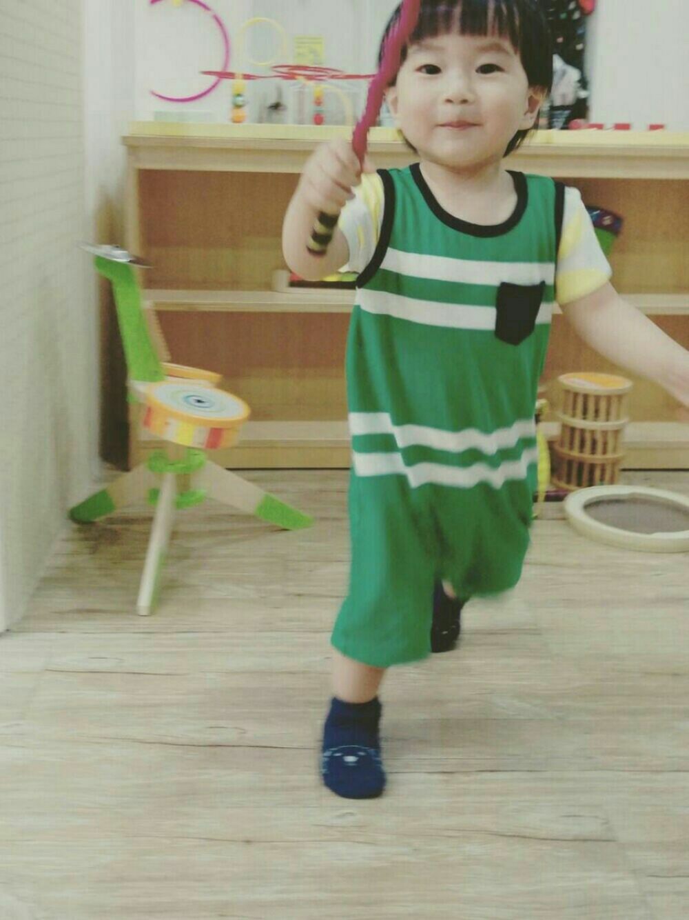 「babygap、green、キッズファッション、baby、赤ちゃん、kids、1才」｜「babyGAPのアイテム（つなぎ/オールインワン、グリーン系）」を使った、Mathilda Linさん（キッズ・80cm）の春コーディネートの1枚目の写真