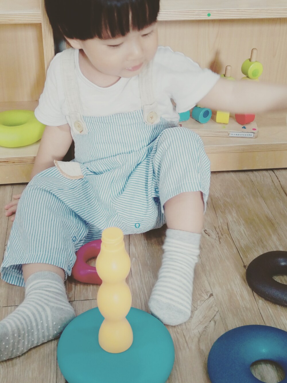 「ボーダー、キッズファッション、シンプル、sky blue、border、baby、hoppetta、babygap」｜「babyGAPのアイテム（Tシャツ/カットソー、ホワイト系）」を使った、Mathilda Linさん（キッズ・80cm）の春コーディネートの1枚目の写真