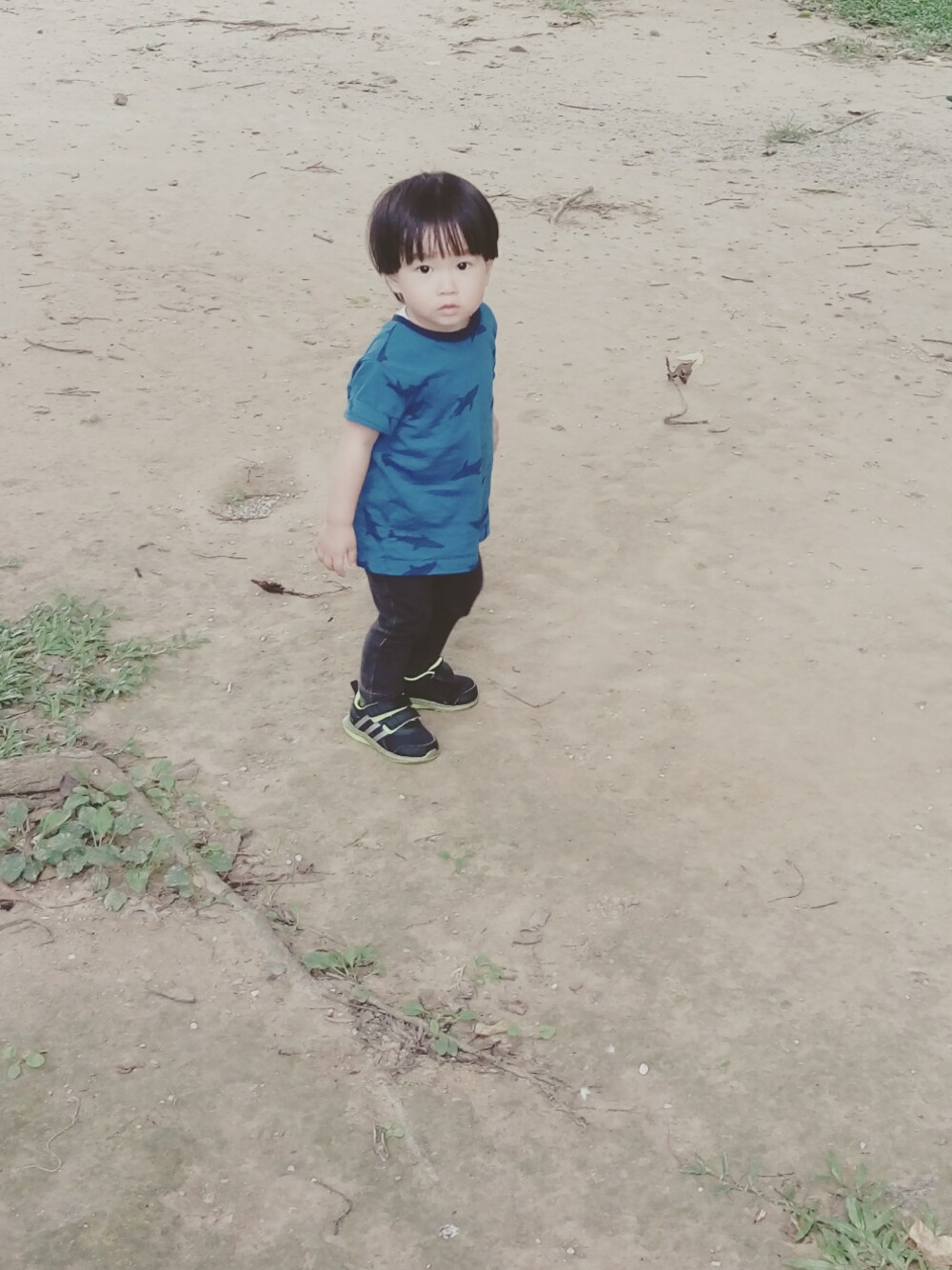 「adidas、babygap、UNIQLO、oversize、休日スタイル、キッズファッション、夏コーデ、sporty、キャップ、babyboy」｜「babyGAPのアイテム（Tシャツ/カットソー、ブルー系）」を使った、Mathilda Linさん（キッズ・80cm）の夏コーディネートの1枚目の写真