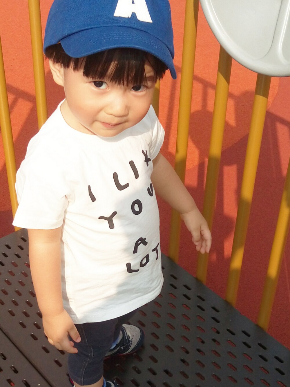 「beams mini ベスト、カジュアル、Tシャツ、white shirt、帽子好き！、BEAMS、wilchile、男の子、キッズファッション」｜「beams miniのアイテム（帽子、ブルー系）」を使った、Mathilda Linさん（キッズ・80cm）の夏コーディネートの1枚目の写真