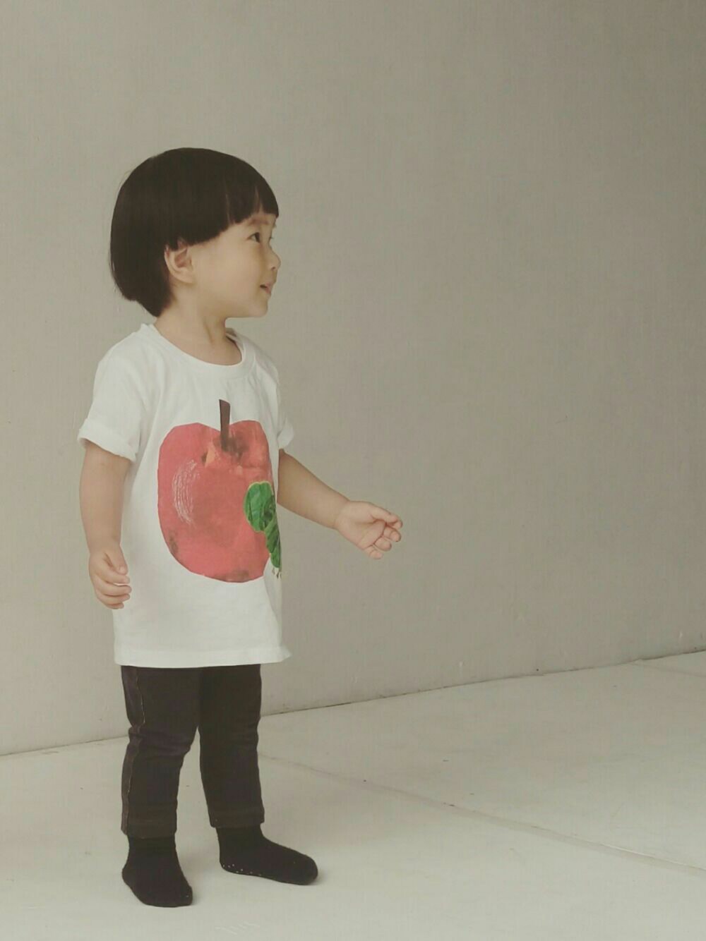 「design tshirts store graniph、夏、ERIC CARLE、男の子コーデ、シンプル、80cm、Tシャツ、baby」｜「Design Tshirts Store graniphのアイテム（Tシャツ/カットソー、ホワイト系）」を使った、Mathilda Linさん（キッズ・80cm）の春コーディネートの1枚目の写真