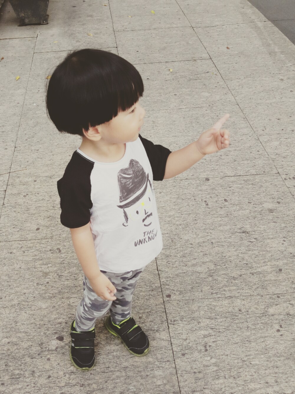 「ZARA KIDS、キッズファッション、迷彩、Tシャツ、bIack & white、UNIQLO、adidas、男の子コーデ、boy、2歳」｜「ZARAのアイテム（Tシャツ/カットソー、ホワイト系）」を使った、Mathilda Linさん（キッズ・80cm）の秋コーディネートの1枚目の写真