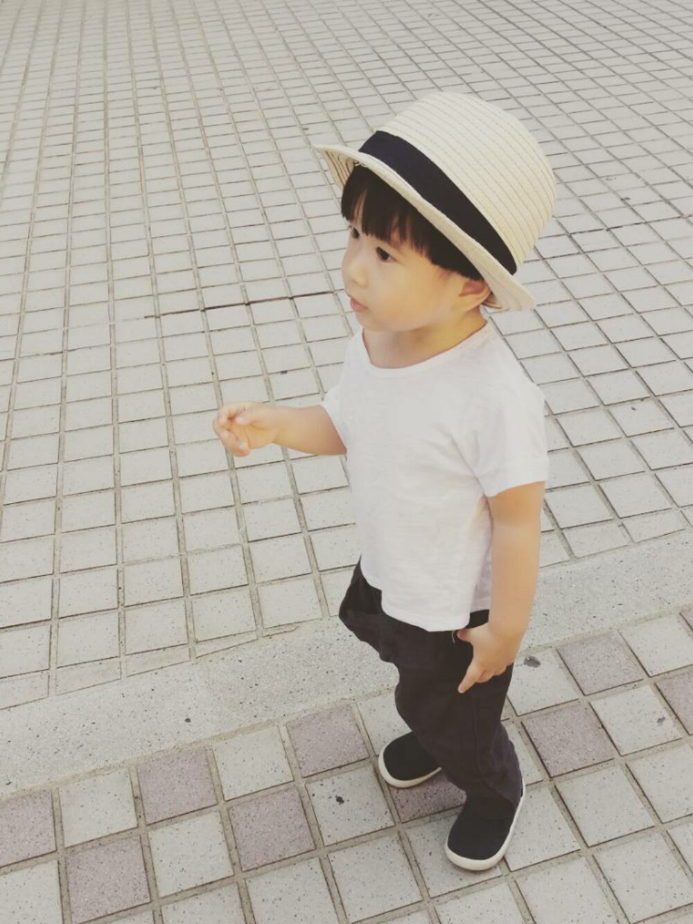 「MUJI、GAPbaby、帽子、男の子、2歳、キッズコーデ、baby、ゆるコーデ、ベビー、summer」｜「babyGAPのアイテム（帽子、ベージュ系）」を使った、Mathilda Linさん（キッズ・80cm）の秋コーディネートの1枚目の写真