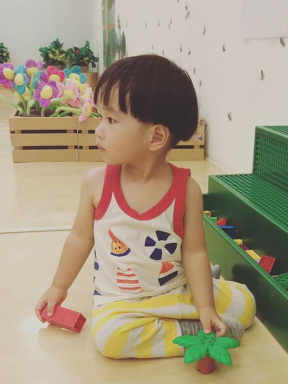 「markey's、yellow、red、休日スタイル、キッズコーデ、赤ちゃん、baby、シンプル、kids、kidsfashion」｜「MARKEY'Sのアイテム（トップス、ホワイト系）」を使った、Mathilda Linさん（キッズ・80cm）の秋コーディネートの1枚目の写真