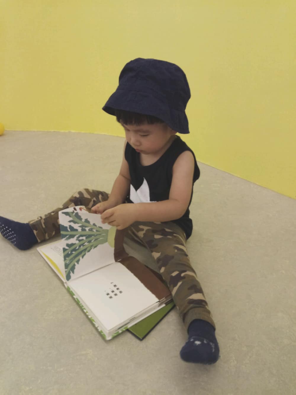 「GLOBAL WORK、星柄、プリントタンク、迷彩、迷彩パンツ、babygap、navy、帽子、秋のコーデ、秋色」｜「babyGAPのアイテム（帽子、ブルー系）」を使った、Mathilda Linさん（キッズ・80cm）の秋コーディネートの1枚目の写真
