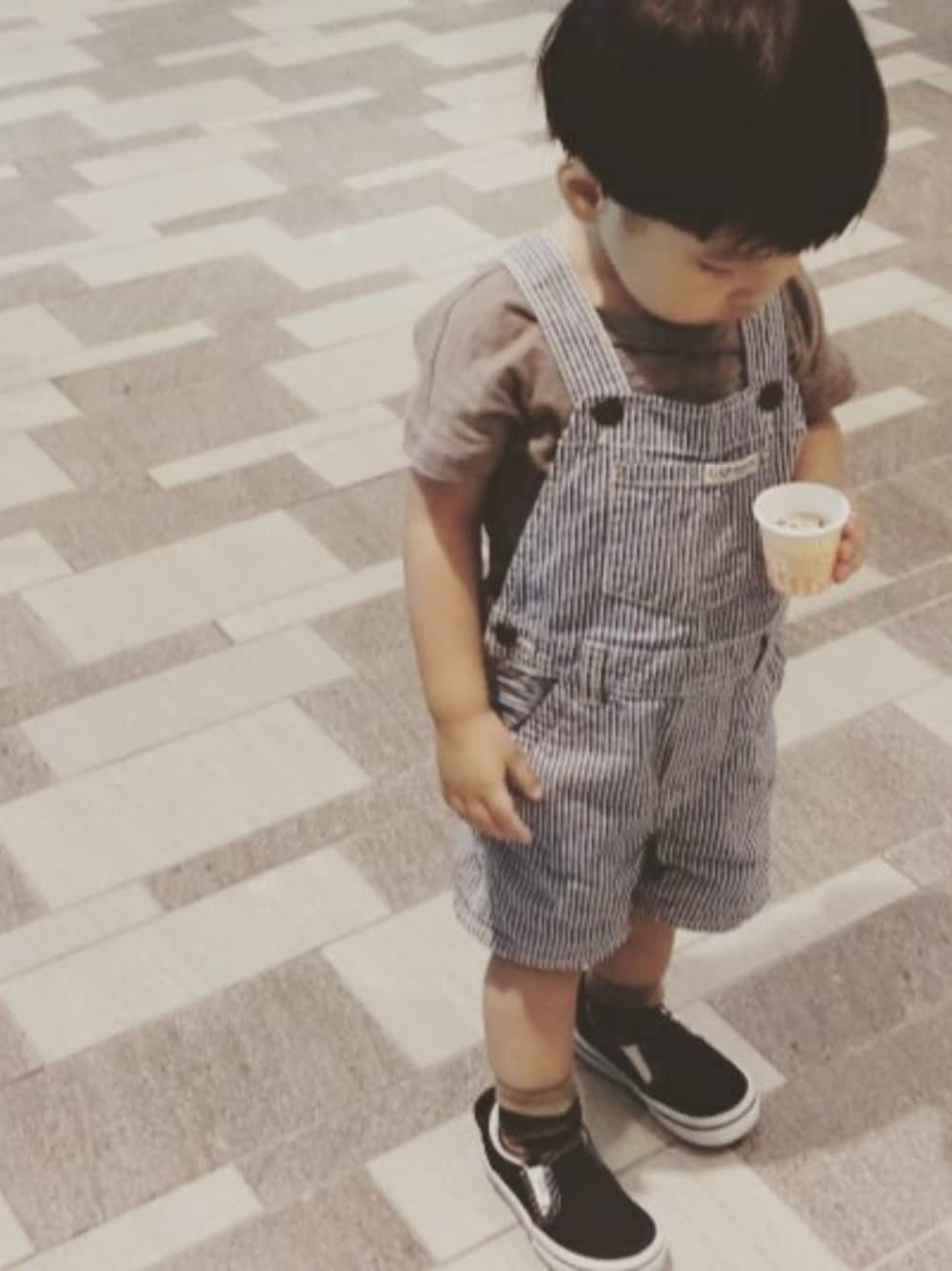 「秋のコーデ、キッズファッション、男の子、babygap、VANS、overall、茶色、秋色、2歳、子供服」｜「babyGAPのアイテム（サロペット/オーバーオール、ブルー系）」を使った、Mathilda Linさん（キッズ・80cm）の秋コーディネートの1枚目の写真