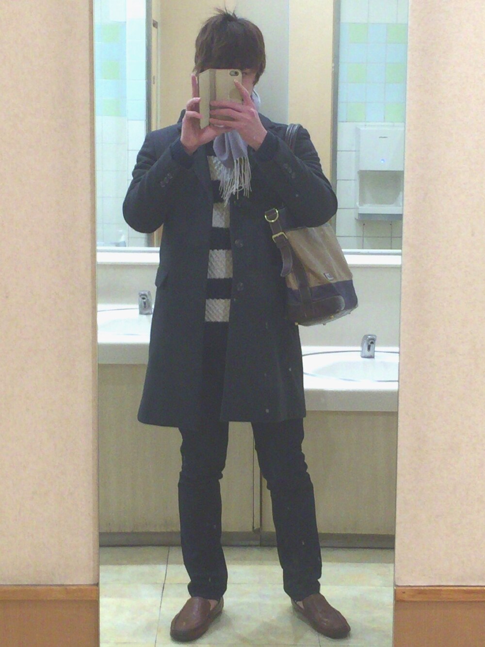 「URBAN RESEARCHのUR PONTETORTO CHESTER COAT（チェスターコート、グレー系）」を使った、lightoneさん（メンズ・175cm）の冬コーディネートの1枚目の写真