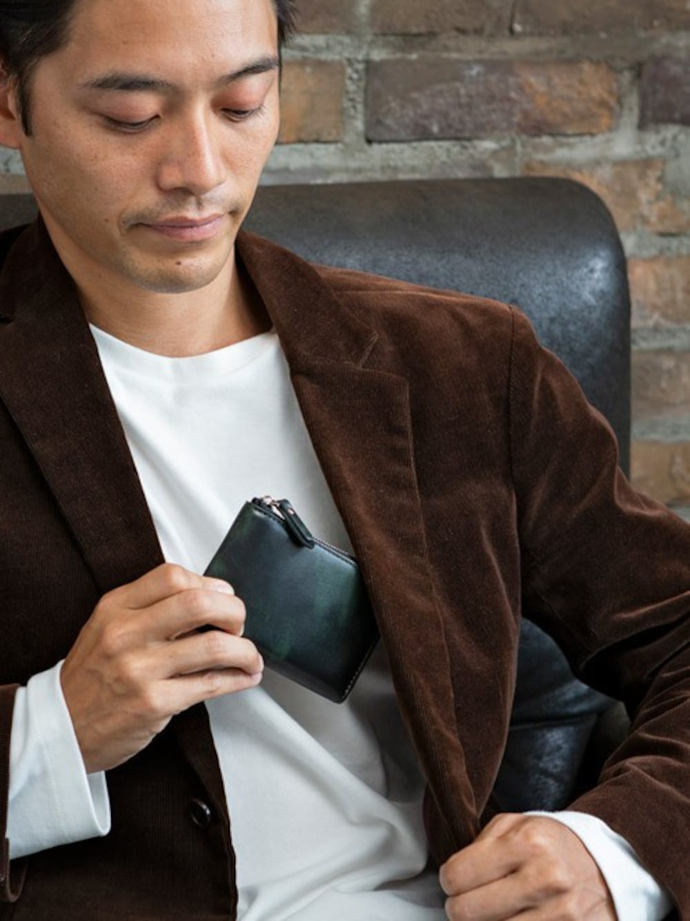 ブラック系の財布を着用したメンズの冬コーディネートの1枚目の写真