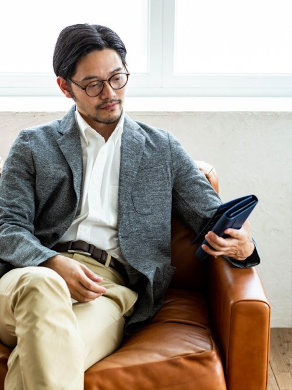 「通勤、レザー、財布、ビジネススタイル、ビジネス、通勤コーデ、革小物、ビジネスカジュアル、カードケース、会社員」｜「GIUDIのイタリア製50枚カード収納ウォレット[GIUDI/ジウディ]（財布、ブルー系）」を使った、wa-taさん（メンズ・176cm）の冬コーディネートの1枚目の写真