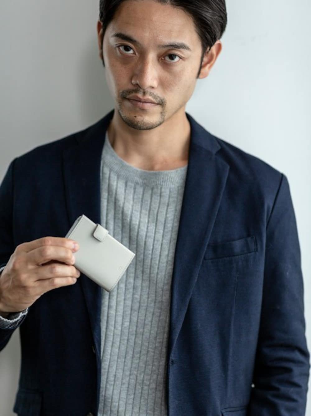 「通勤、財布、ビジネススタイル、ビジネス、コインケース、通勤コーデ、革小物、ビジネスカジュアル、カードケース、会社員」｜「OGONのフランス製 スライド式 ウォレット ジッパー スキミング防止（カードケース、ホワイト系）」を使った、wa-taさん（メンズ・176cm）の冬コーディネートの1枚目の写真