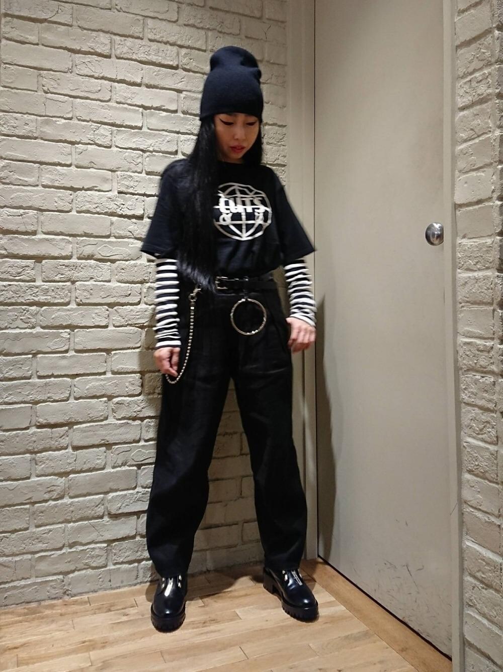 「カジュアル、シンプル、ワントーンコーデ、Tシャツ、ストリート、Hysteric Glamour、ヒステリックグラマー、cuts」｜「HYSTERIC GLAMOURのMETAL CHARM ウォレットチェーン（ウォレットチェーン、シルバー系）」を使った、45さん（レディース・148cm）の秋コーディネートの1枚目の写真