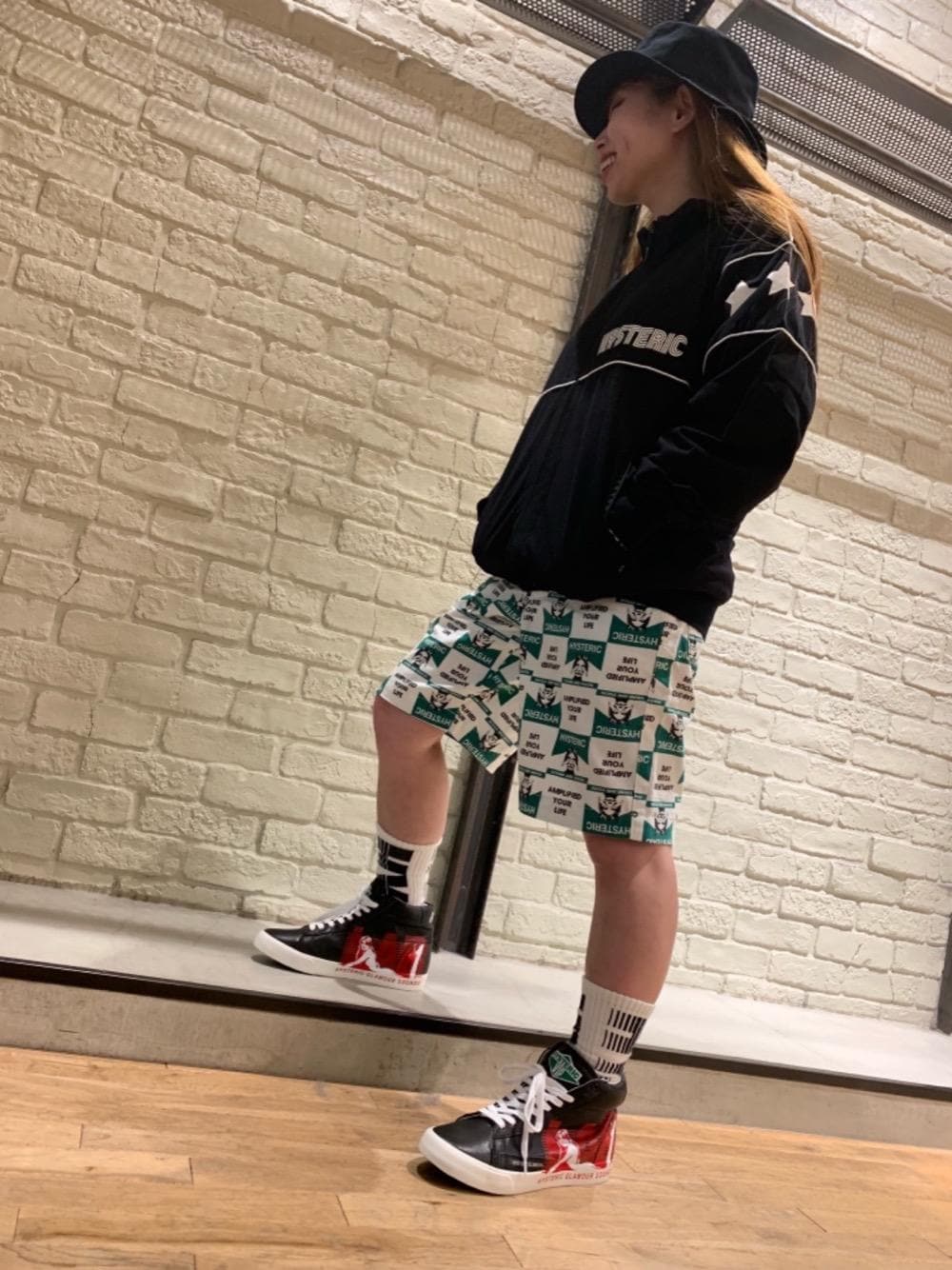 「Hysteric Glamour、カジュアルコーデ、ヒステリックグラマー、ストリートコーデ」｜「HYSTERIC GLAMOURのVIPハイカットスニーカー（スニーカー、ブラック系）」を使った、45さん（レディース・148cm）の春コーディネートの1枚目の写真