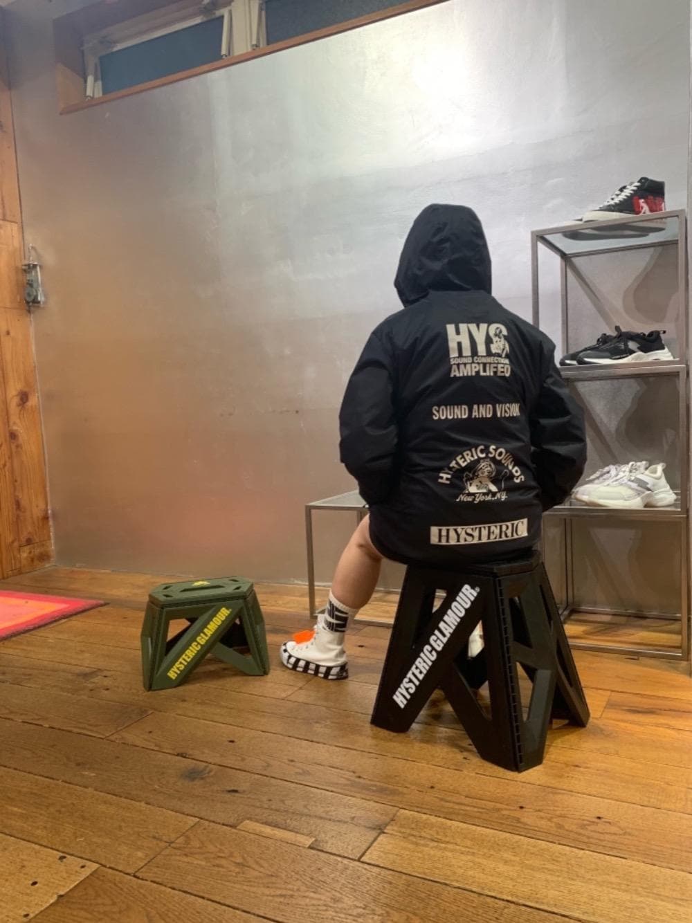 「Hysteric Glamour、ラフコーデ、ヒステリックグラマー、ストリートコーデ」｜「HYSTERIC GLAMOURのTRIANGLE WOMAN フォーダブルチェア39cm（家具、ブラック系）」を使った、45さん（レディース・148cm）の春コーディネートの1枚目の写真