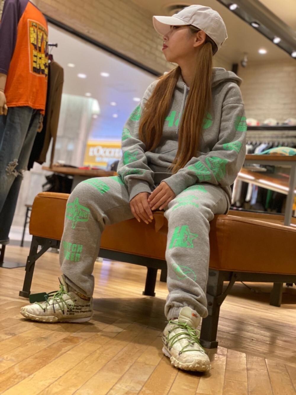 「スウェット、パーカー、ラフコーデ、ストリートコーデ」｜「HYSTERIC GLAMOURのH&G オーバーサイズパーカー（パーカー、グレー系）」を使った、45さん（レディース・148cm）の秋コーディネートの1枚目の写真