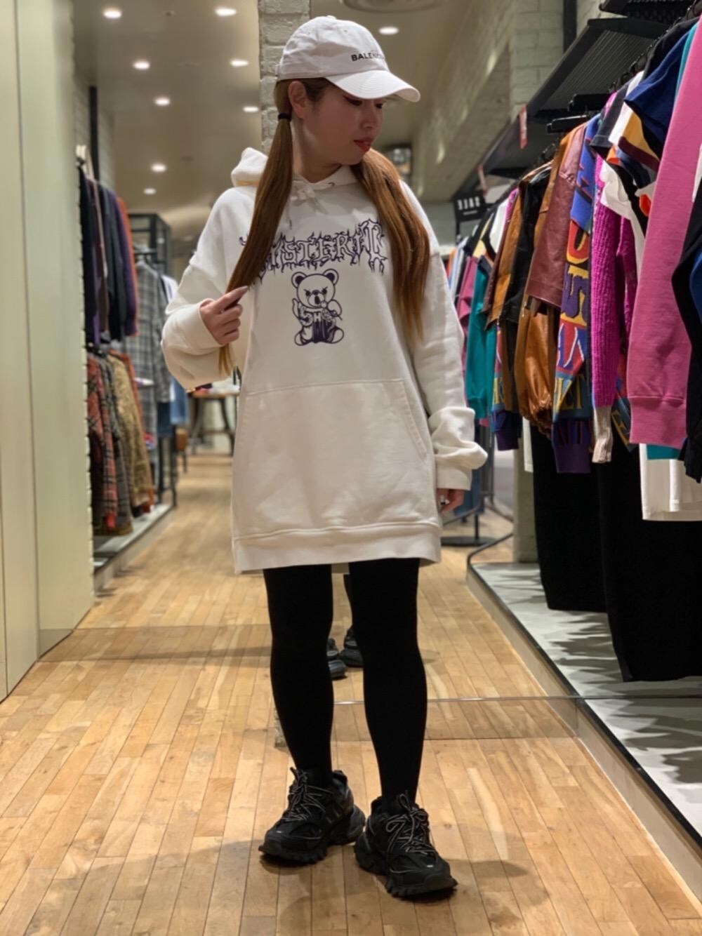 「Hysteric Glamour、ベアー、ヒステリックグラマー」｜「HYSTERIC GLAMOURのBEAR COOPER オーバーサイズパーカー（パーカー、ホワイト系）」を使った、45さん（レディース・148cm）の冬コーディネートの1枚目の写真