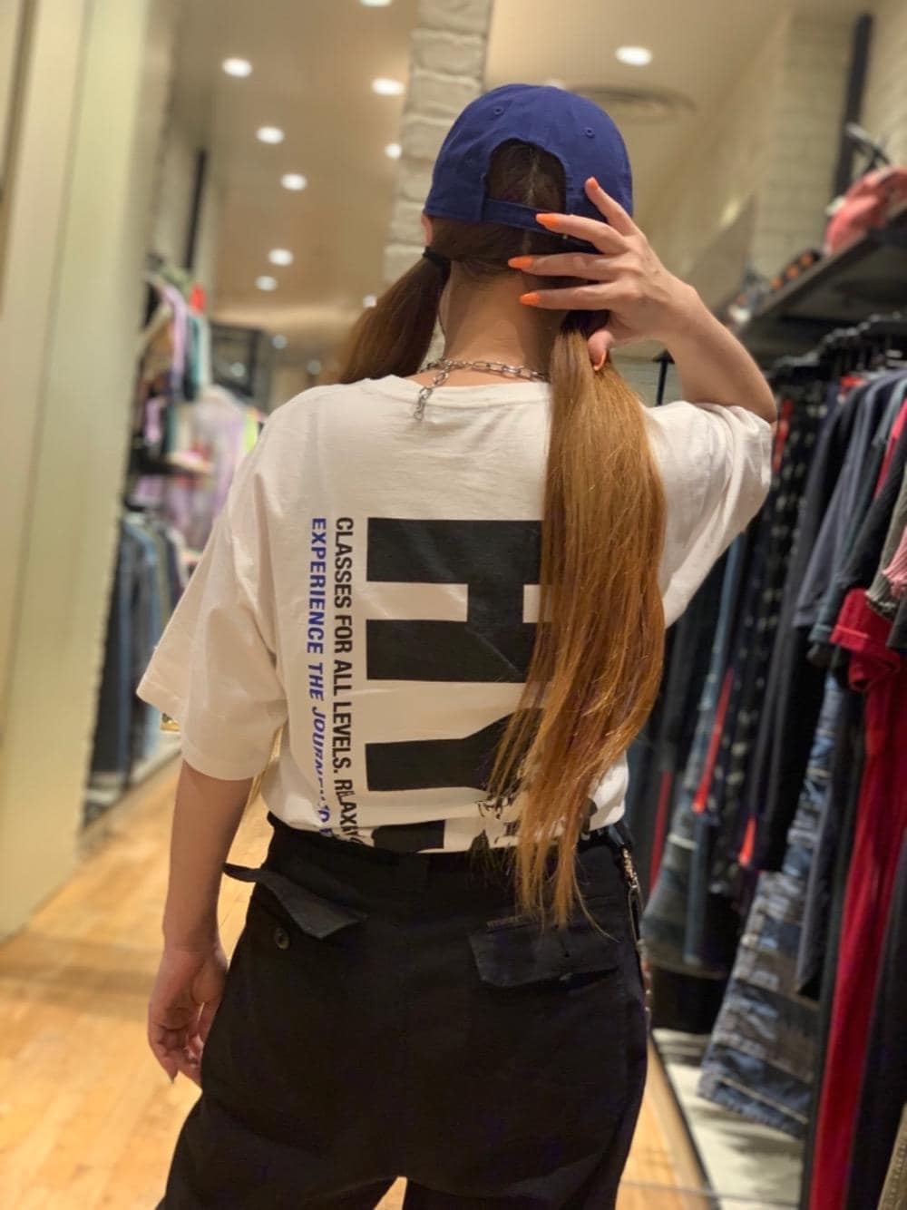 「ヒステリックグラマー、ストリートコーデ、HYSTERIC GLAMOUR」｜「HYSTERIC GLAMOURのHYS EXPERIENCE Tシャツ（Tシャツ/カットソー、ホワイト系）」を使った、45さん（レディース・148cm）の春コーディネートの1枚目の写真