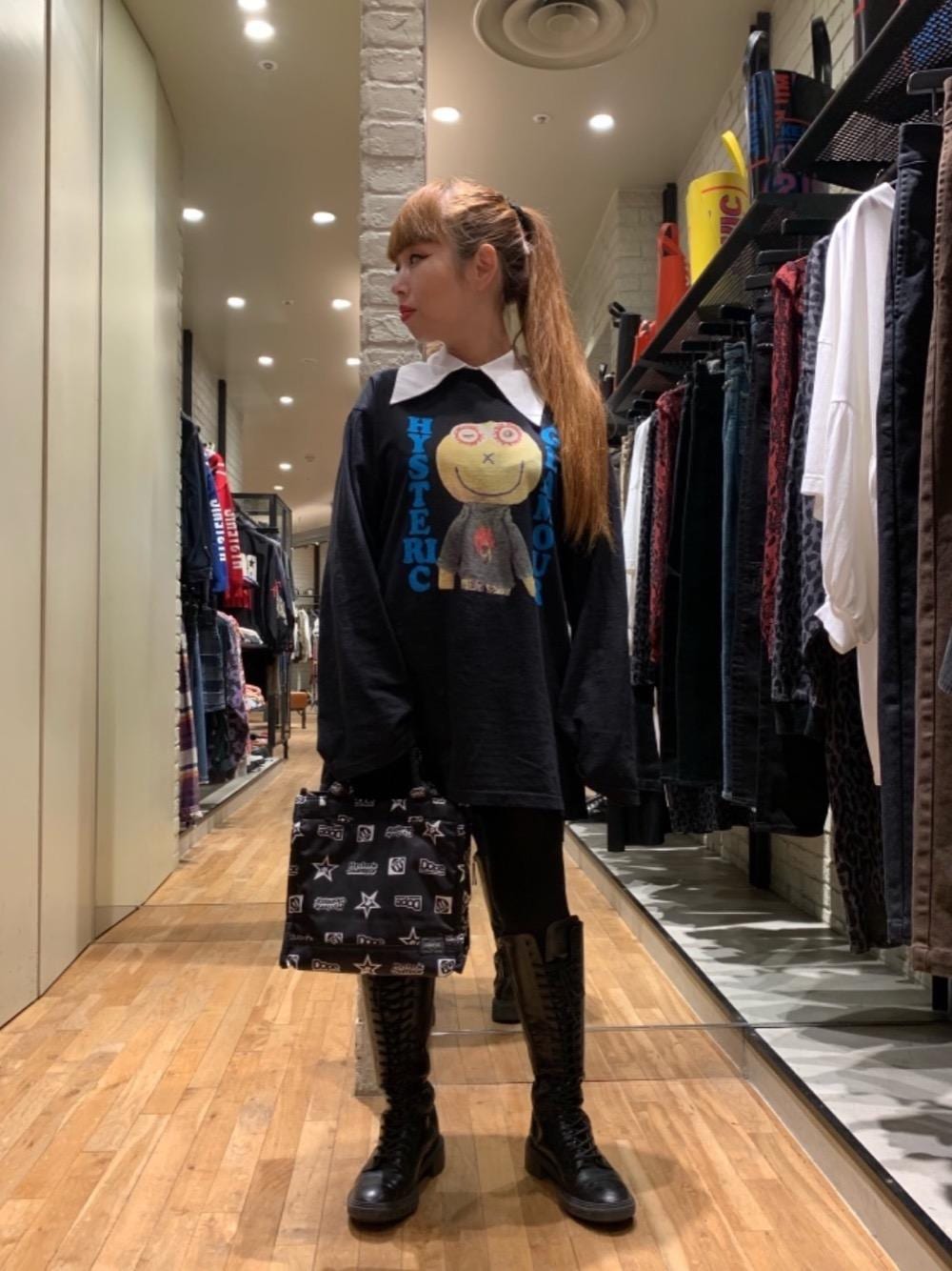 「ヒステリックグラマー、ストリートコーデ、hysteric glamour、porter」｜「HYSTERIC GLAMOURのHYSTERIC DOLL オーバーサイズTシャツ（Tシャツ/カットソー、ブラック系）」を使った、45さん（レディース・148cm）の秋コーディネートの1枚目の写真