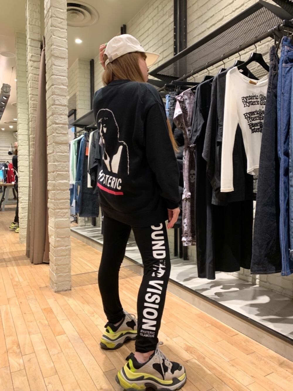 「シンプルコーデ、カジュアルコーデ、ヒステリックグラマー、ストリートコーデ、hysteric glamour」｜「HYSTERIC GLAMOURのHYS SYMBOL Tシャツ（Tシャツ/カットソー、ブラック系）」を使った、45さん（レディース・148cm）の冬コーディネートの1枚目の写真