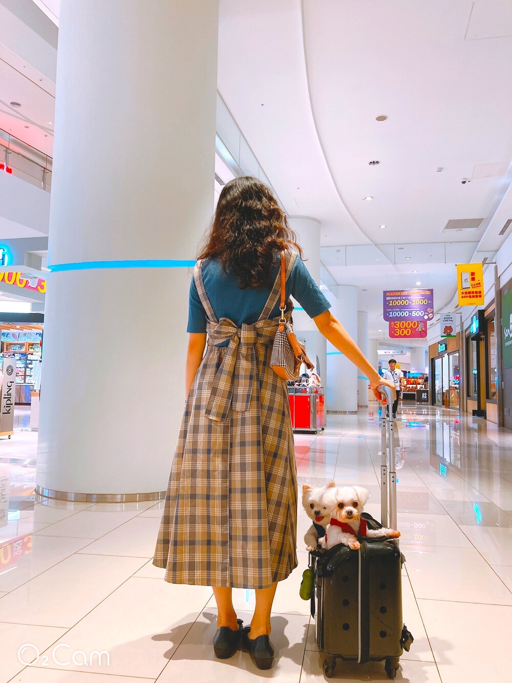 ベージュ系のワンピース、ブルー系のTシャツ/カットソーを着用したレディースの秋コーディネートの1枚目の写真