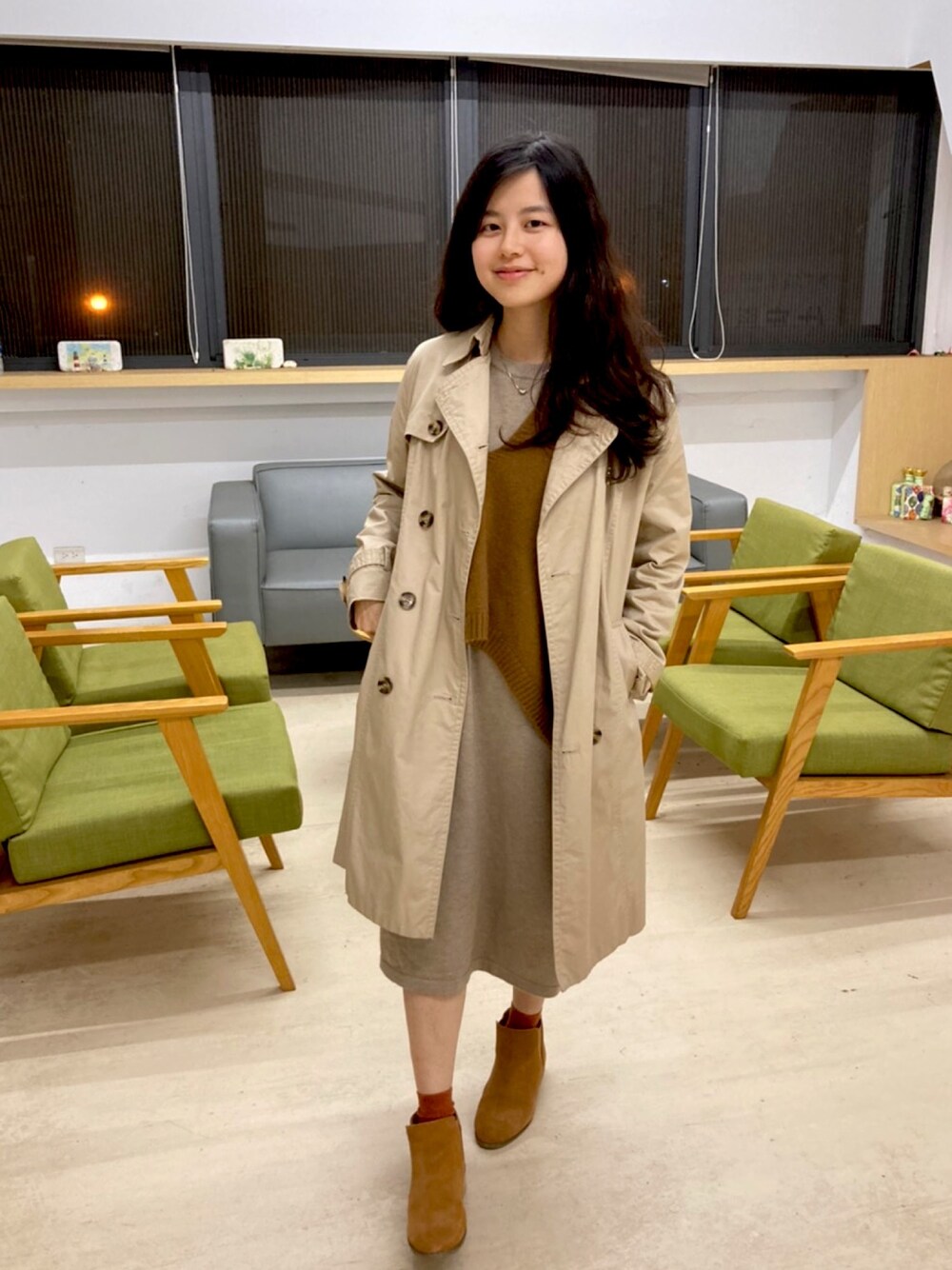「RAY CASSINのコーティングギャバトレンチコート（トレンチコート、ベージュ系）」を使った、妤さん（レディース・156cm）の春コーディネートの1枚目の写真