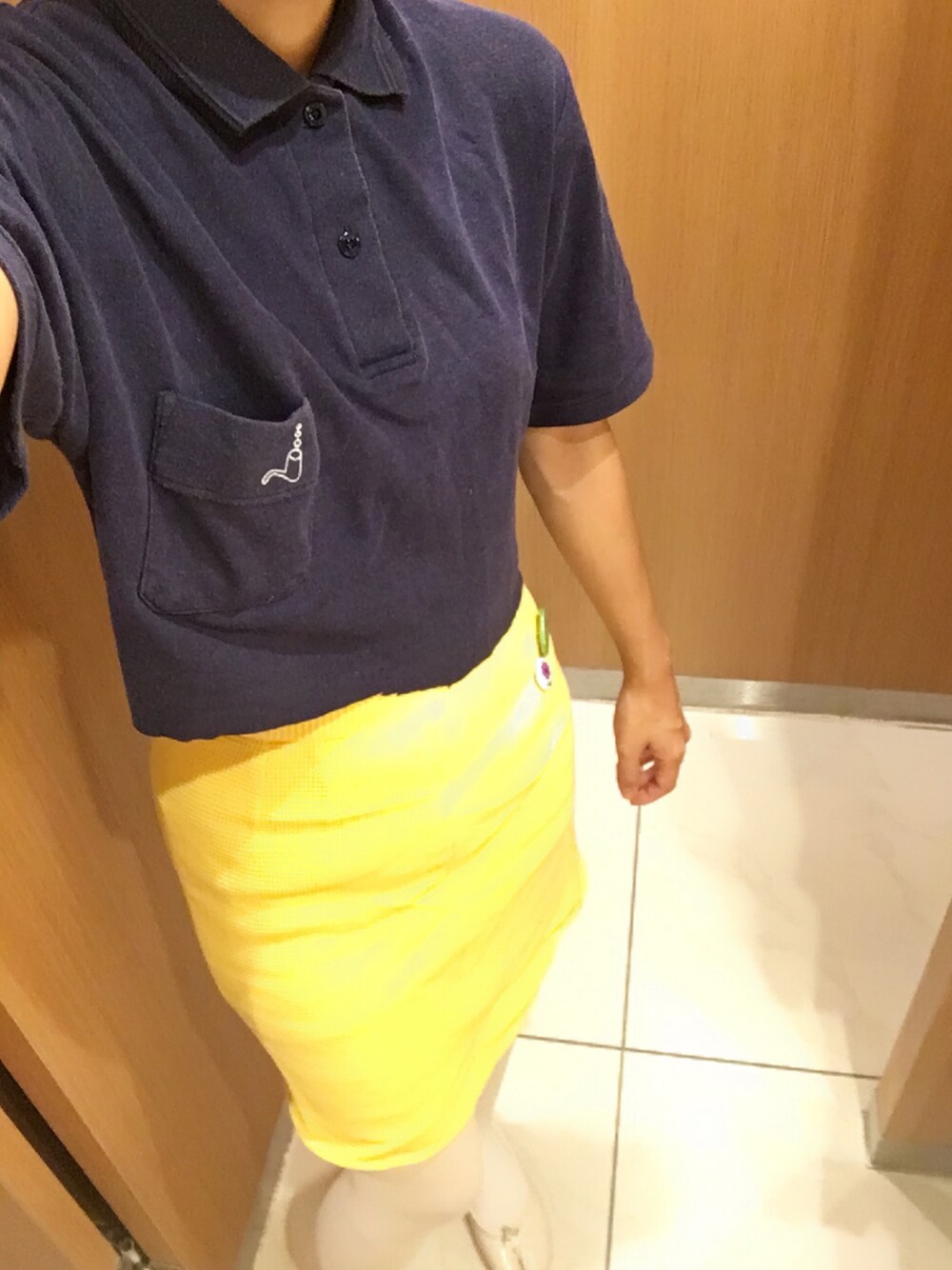 「大人カジュアル、ママコーデ、プチプラ、ootd、お洒落さんとつながりたい、足袋パンプス、イエロー、美容師、ネイビー、タイトスカート」｜「おやすみ倶楽部のアイテム（バッジ、その他）」を使った、COCOさん（レディース・155cm）の秋コーディネートの1枚目の写真