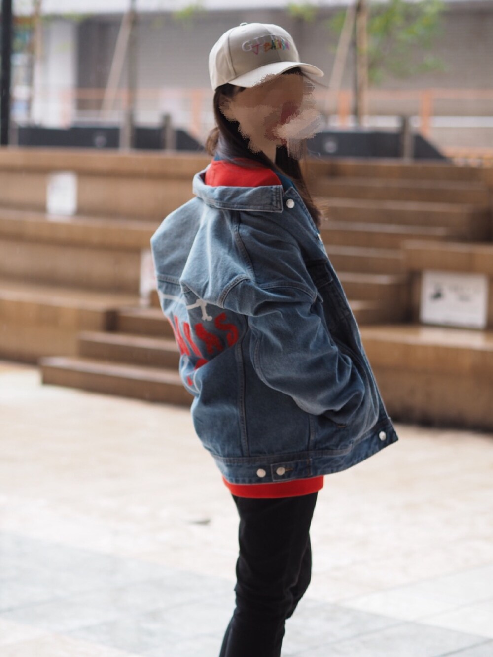 「guess、guessoriginals、ジージャン、デニムジャケット、ストリート、ストリートMIX、ストリートカジュアル、黒スキニー、ジージャン×パーカー、キャップ女子」｜「GUESS ORIGINALSのアイテム（デニムジャケット、ブルー系）」を使った、じゅさん（レディース・160cm）の春コーディネートの1枚目の写真